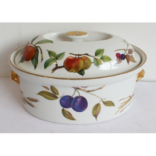 13 - A mixed lot of Royal Worcester (mostly 'Evesham'):
 'Evesham':
 1 x 34 cm bowl;
 4 lidded tureens (t... 