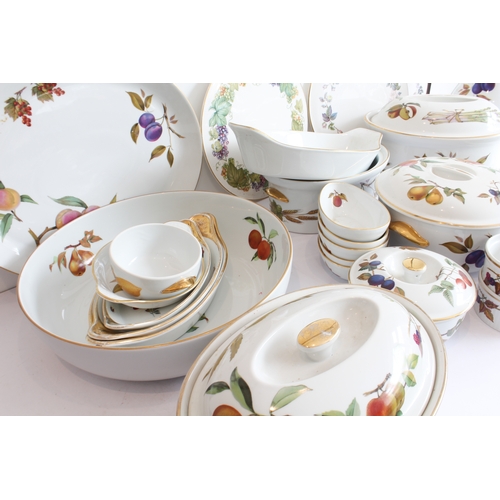 13 - A mixed lot of Royal Worcester (mostly 'Evesham'):
 'Evesham':
 1 x 34 cm bowl;
 4 lidded tureens (t... 
