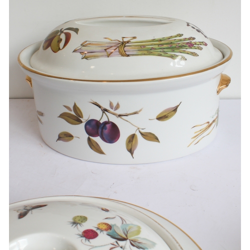 13 - A mixed lot of Royal Worcester (mostly 'Evesham'):
 'Evesham':
 1 x 34 cm bowl;
 4 lidded tureens (t... 