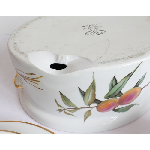 13 - A mixed lot of Royal Worcester (mostly 'Evesham'):
 'Evesham':
 1 x 34 cm bowl;
 4 lidded tureens (t... 