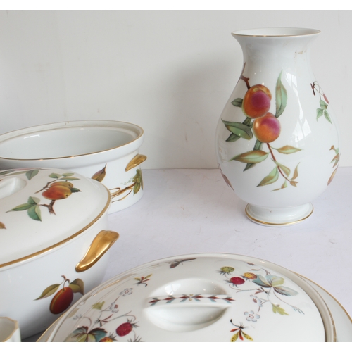 13 - A mixed lot of Royal Worcester (mostly 'Evesham'):
 'Evesham':
 1 x 34 cm bowl;
 4 lidded tureens (t... 