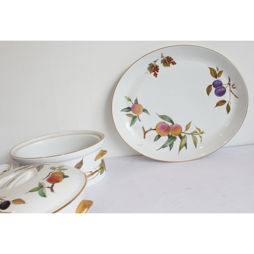 13 - A mixed lot of Royal Worcester (mostly 'Evesham'):
 'Evesham':
 1 x 34 cm bowl;
 4 lidded tureens (t... 