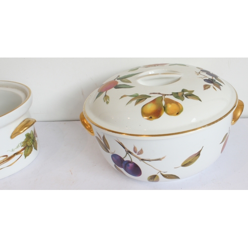 13 - A mixed lot of Royal Worcester (mostly 'Evesham'):
 'Evesham':
 1 x 34 cm bowl;
 4 lidded tureens (t... 