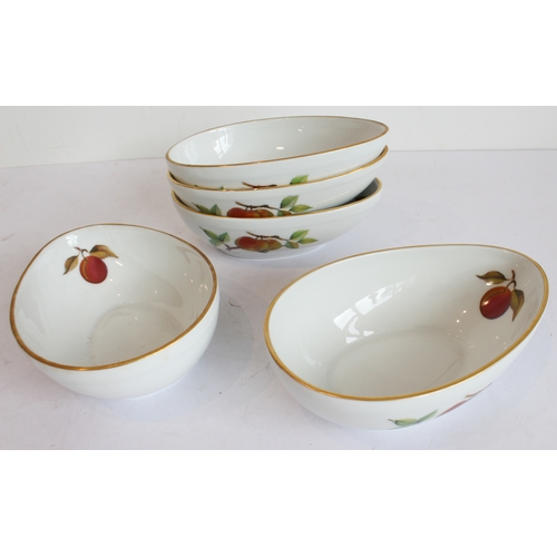 13 - A mixed lot of Royal Worcester (mostly 'Evesham'):
 'Evesham':
 1 x 34 cm bowl;
 4 lidded tureens (t... 