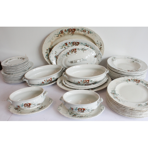 32 - A Wedgwood Etruria 'Devonshire Sprays' dinner service:
 12 x 18 cm, 12 x 22.5 cm and 10 x 26 cm plat... 