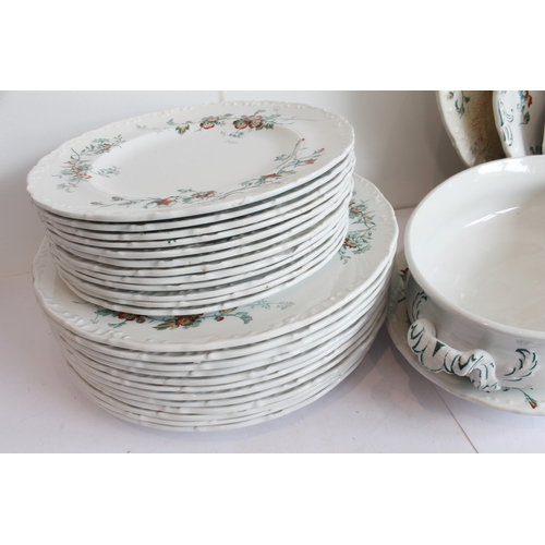 32 - A Wedgwood Etruria 'Devonshire Sprays' dinner service:
 12 x 18 cm, 12 x 22.5 cm and 10 x 26 cm plat... 