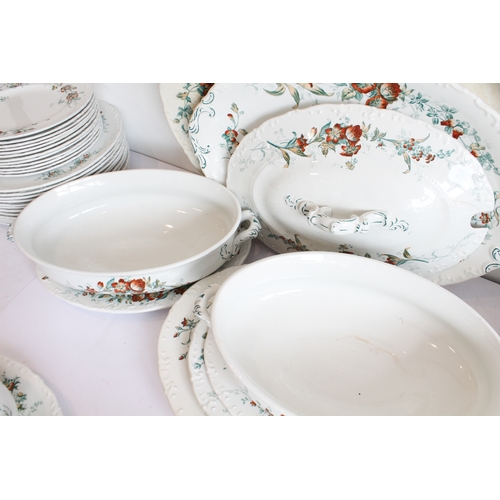 32 - A Wedgwood Etruria 'Devonshire Sprays' dinner service:
 12 x 18 cm, 12 x 22.5 cm and 10 x 26 cm plat... 