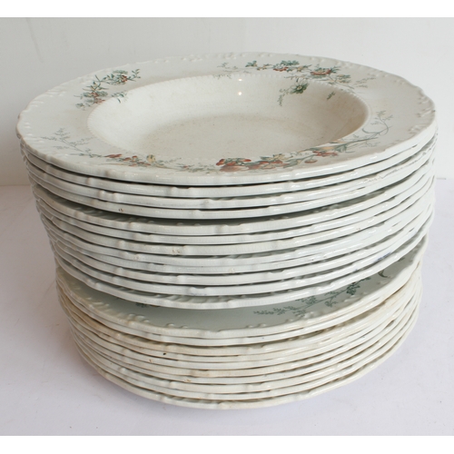 32 - A Wedgwood Etruria 'Devonshire Sprays' dinner service:
 12 x 18 cm, 12 x 22.5 cm and 10 x 26 cm plat... 