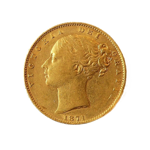 138 - An 1871 gold sovereign (young head obverse and royal arms reverse).