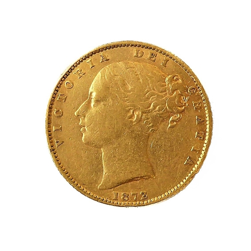 140 - An 1872 gold sovereign (young head obverse and royal arms reverse).