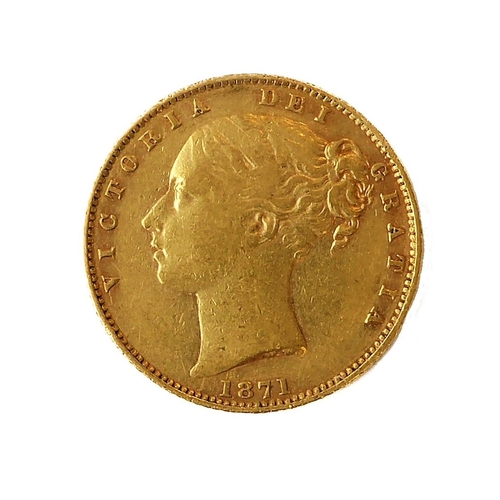 141 - An 1871 gold sovereign (young head obverse and royal arms reverse).