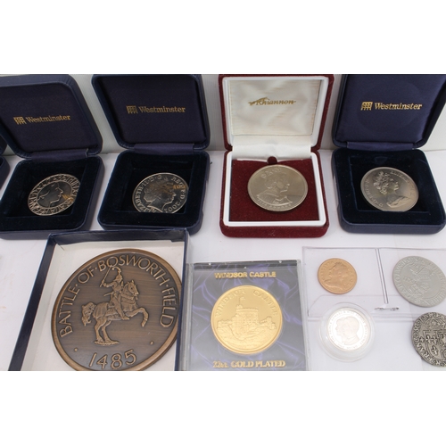 135 - A quantity of commemorative coins and crowns to include:
 a 1902 Edward VII coronation medal in its ... 