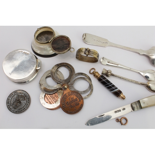 109 - A collection of bijouterie to include an enamel silver pill box, an agate pencil, a cloisonné pen an... 