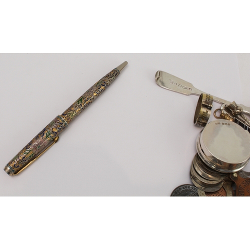 109 - A collection of bijouterie to include an enamel silver pill box, an agate pencil, a cloisonné pen an... 