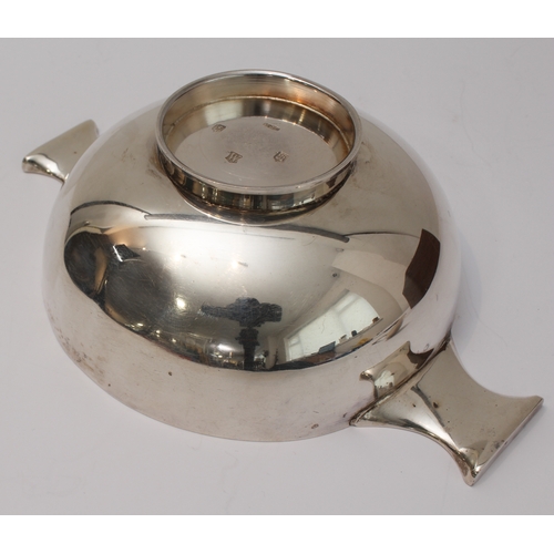 199 - A George V Scottish silver quaich porringer by R. L. Christie, Edinburgh 1927 (16.4 cm handle to han... 