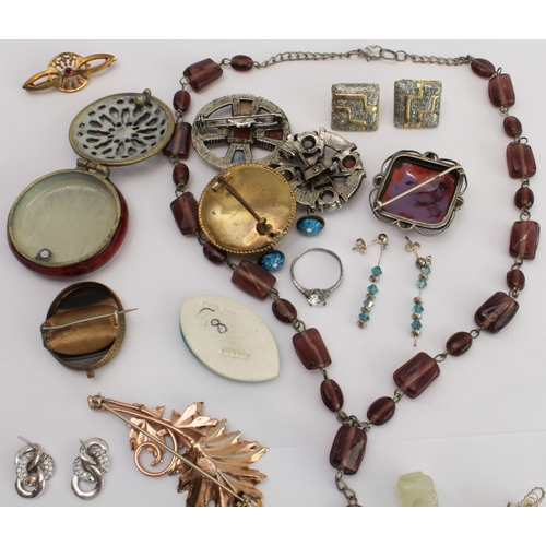 215 - A small collection of costume jewellery to include an interesting enamel brooch and an unmounted Rus... 