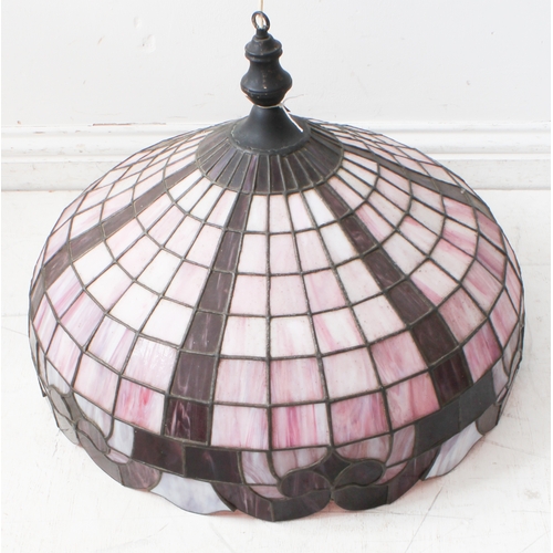 29 - A large Tiffany-style leaded light lampshade (60cm diameter x 46cm total height)