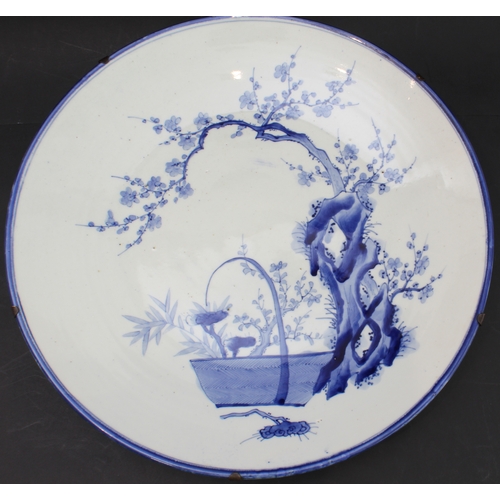 50 - A large late 19th century Japanese porcelain charger: hand-decorated in underglaze blue with blue ri... 