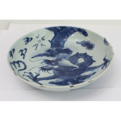 51 - Ming Dynasty (1368-1644) - a Chinese porcelain dragon dish: four-clawed dragon in underglaze blue fl... 