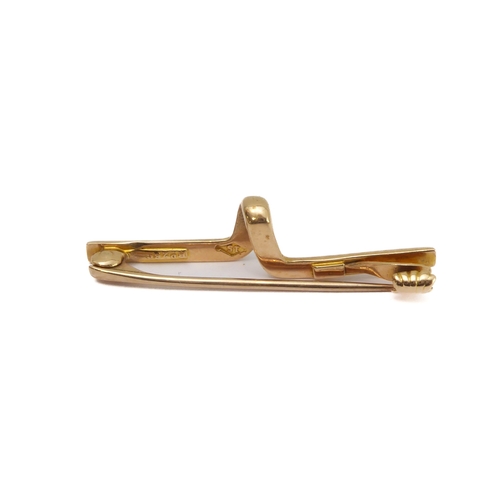 228 - A small 15-carat rose gold bar brooch of horizontal form and with a U-shaped outset bend to the cent... 