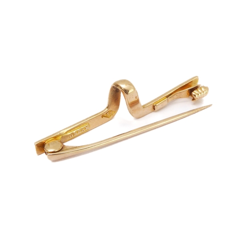 228 - A small 15-carat rose gold bar brooch of horizontal form and with a U-shaped outset bend to the cent... 