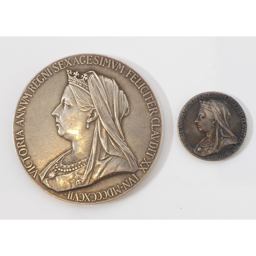 671 - A Victoria 1837-1897 Diamond Jubilee silver medal (5.5 cm diameter) (83.6 g) and a smaller version (... 