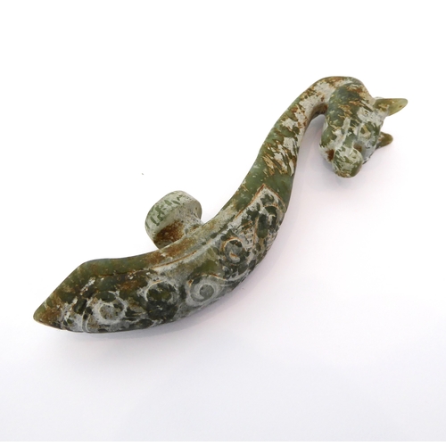 70 - A Chinese carved green hardstone belt hook in the form of a Chilong dragon (20th century (10cm)
 Con... 