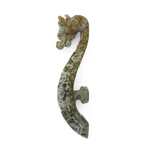 70 - A Chinese carved green hardstone belt hook in the form of a Chilong dragon (20th century (10cm)
 Con... 