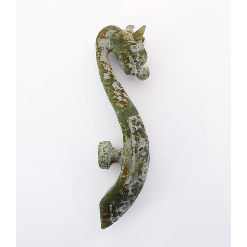 70 - A Chinese carved green hardstone belt hook in the form of a Chilong dragon (20th century (10cm)
 Con... 