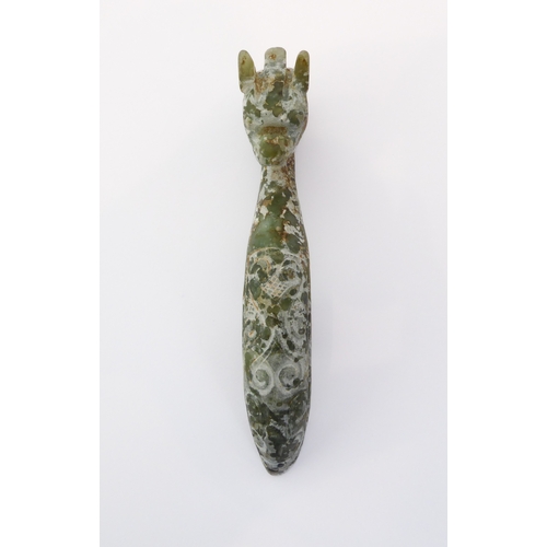 70 - A Chinese carved green hardstone belt hook in the form of a Chilong dragon (20th century (10cm)
 Con... 