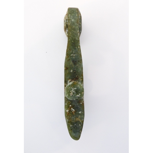 70 - A Chinese carved green hardstone belt hook in the form of a Chilong dragon (20th century (10cm)
 Con... 