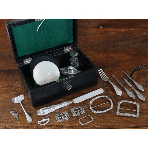 178 - An early 20th century black leather jewellery box containing a variety of small silverwares and whit... 