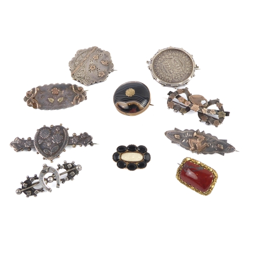 240 - A small collection of Victorian brooches - including a 9ct gold and banded agate target brooch, 26 m... 