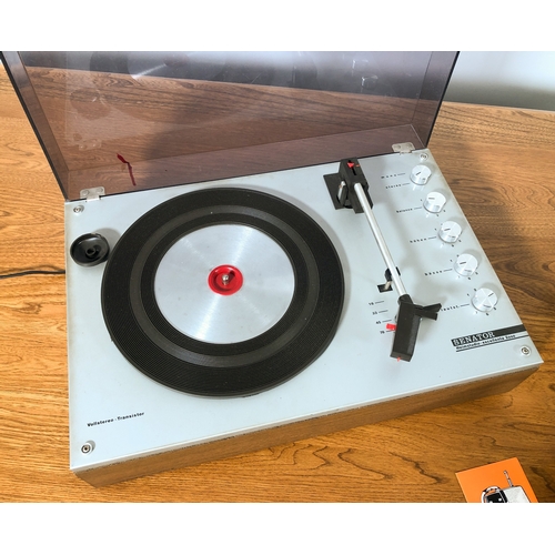 615 - A vintage 1960s Philips portable 'suitcase' style record player - 3 speed for 33, 45 and 78rpm, with... 