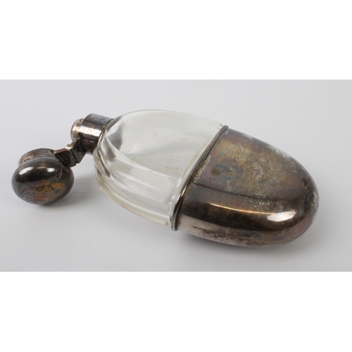 143 - A small group of silver items comprising a Continental 800 silver and cut-glass spirit flask, three ... 