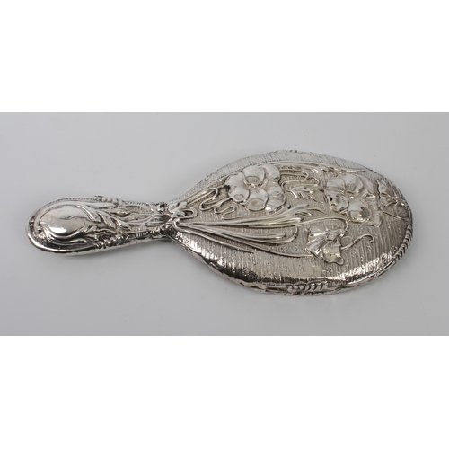 143 - A small group of silver items comprising a Continental 800 silver and cut-glass spirit flask, three ... 