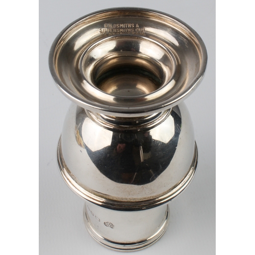 160 - A George V silver pepper caster in George II style - Goldsmiths & Silversmiths, London 1928, 14.3 cm... 