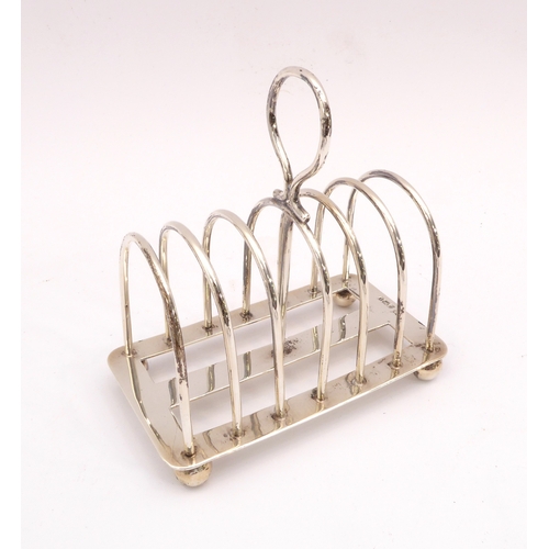 82 - An Edwardian silver six division toast rack - Mappin & Webb, Sheffield 1903, with arched dividers, l... 