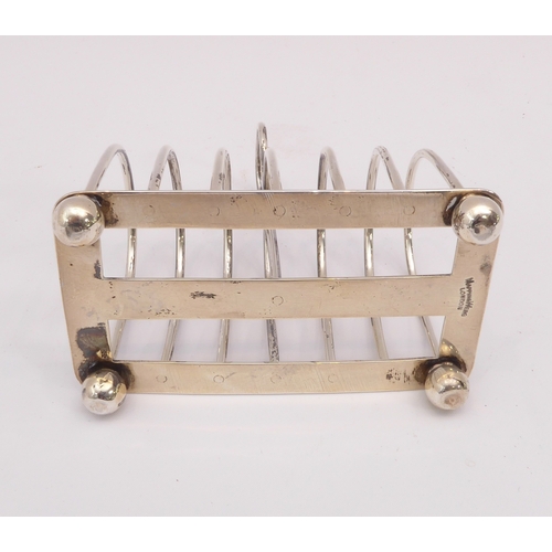 82 - An Edwardian silver six division toast rack - Mappin & Webb, Sheffield 1903, with arched dividers, l... 