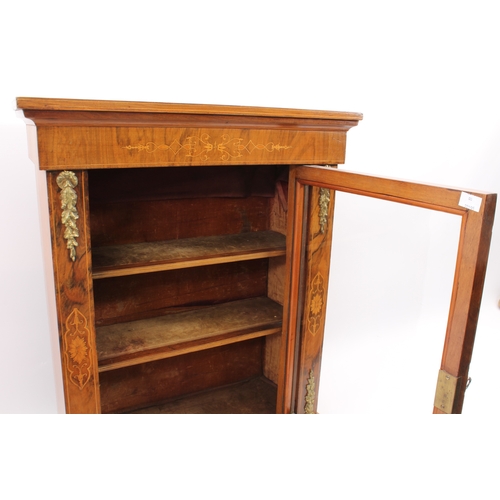 433 - An Edwardian walnut and marquetry display cabinet of small proportions - probably for tabletop use, ... 