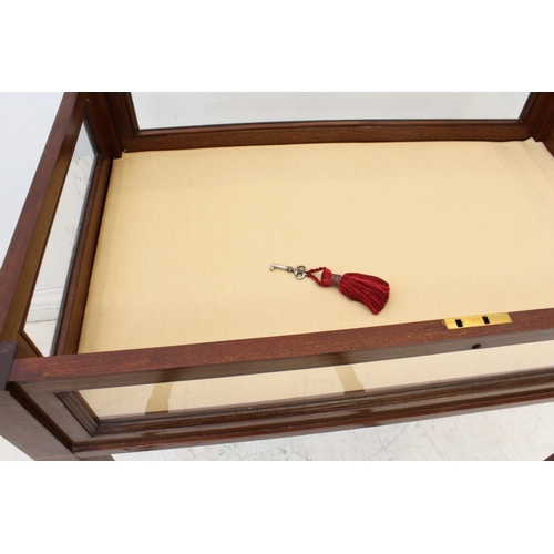 458 - An Edwardian mahogany and satinwood-crossbanded vitrine table - the hinged glazed top over glazed si... 