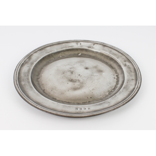 592 - A large 17th or 18th century pewter charger, 38 cm diameter.