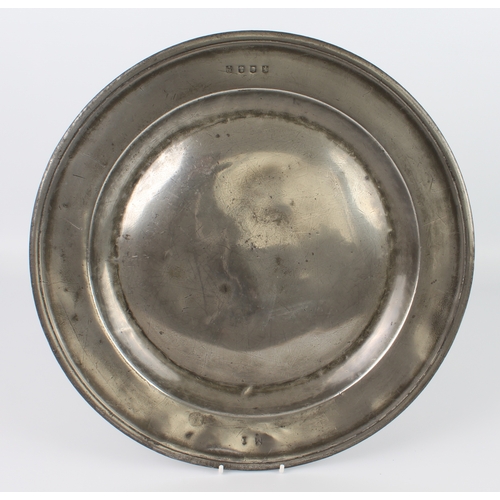 592 - A large 17th or 18th century pewter charger, 38 cm diameter.