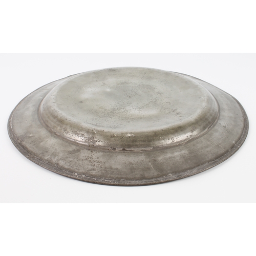 592 - A large 17th or 18th century pewter charger, 38 cm diameter.