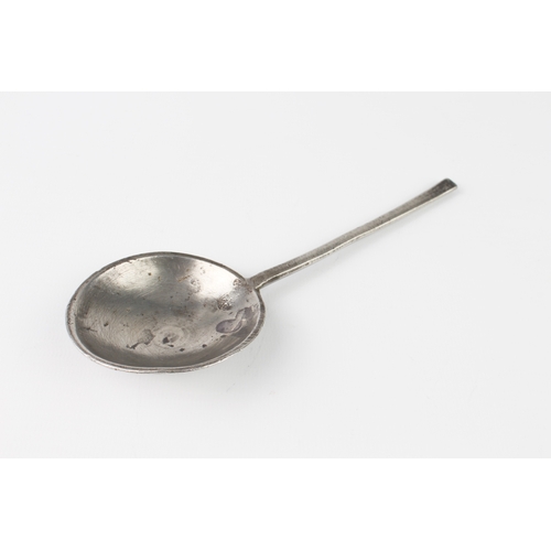 595 - An antique pewter soup spoon (17.6 x 6.2 cm)