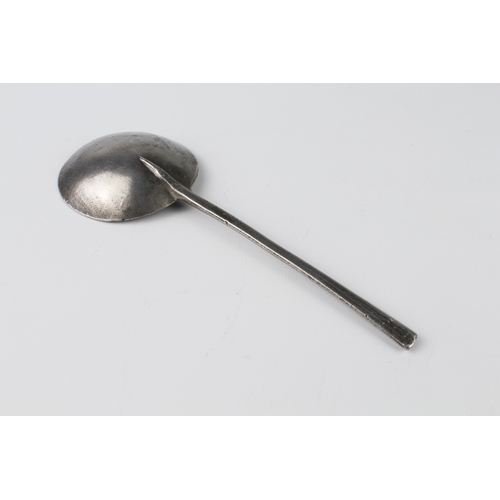 595 - An antique pewter soup spoon (17.6 x 6.2 cm)