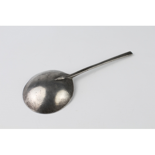 595 - An antique pewter soup spoon (17.6 x 6.2 cm)