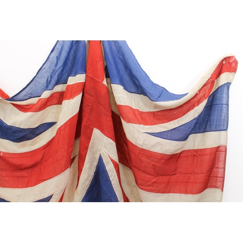 668 - A vintage Union Jack (2.6 x 1.32 m) and 9.2 m of 1920s bunting. The bunting with 19 flags of varying... 