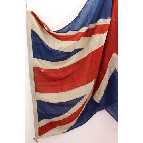 668 - A vintage Union Jack (2.6 x 1.32 m) and 9.2 m of 1920s bunting. The bunting with 19 flags of varying... 