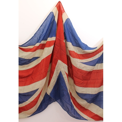 668 - A vintage Union Jack (2.6 x 1.32 m) and 9.2 m of 1920s bunting. The bunting with 19 flags of varying... 